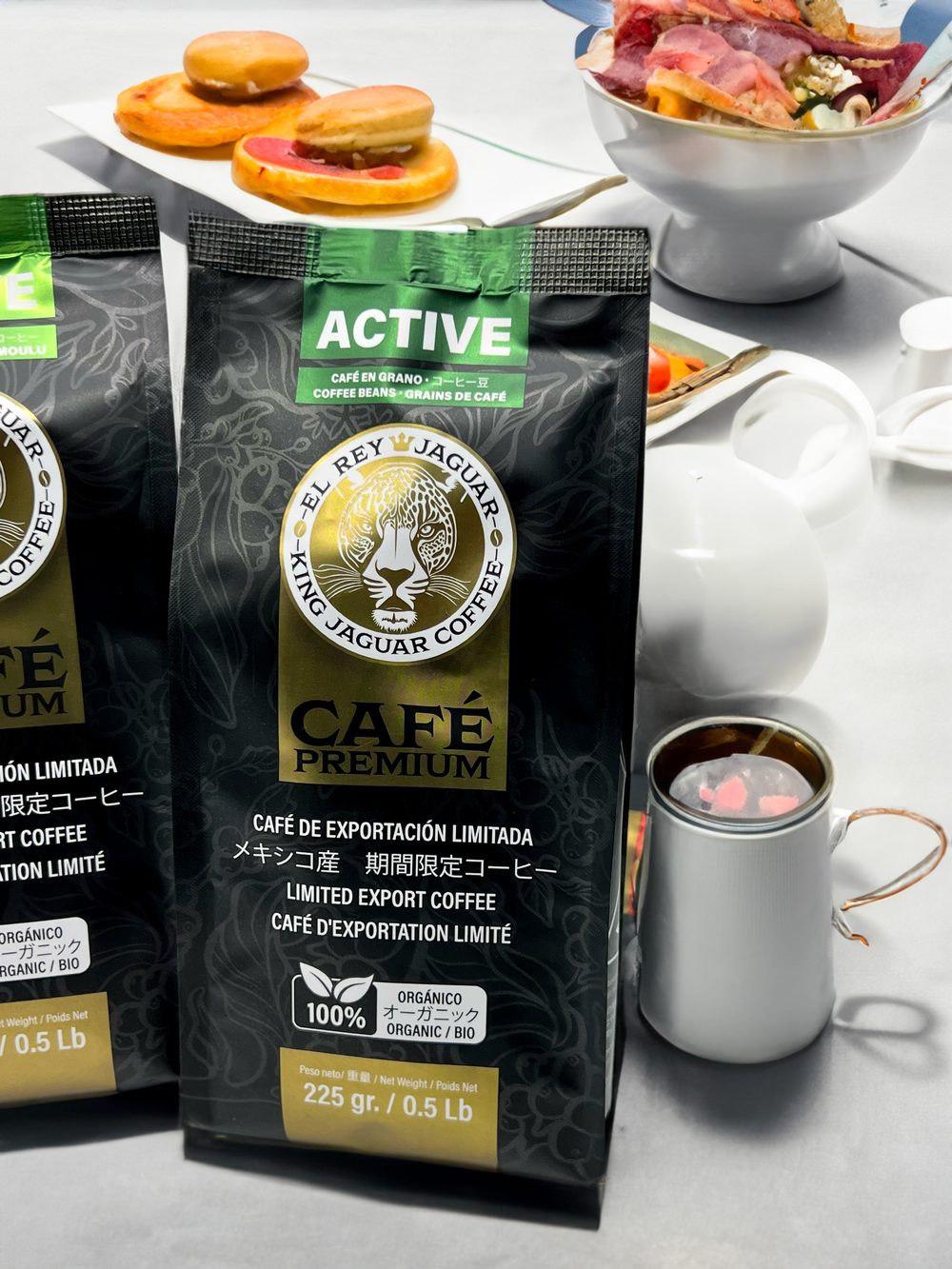 Bolsa de café El Rey Jaguar variedad Active sobre una mesa de cafetería