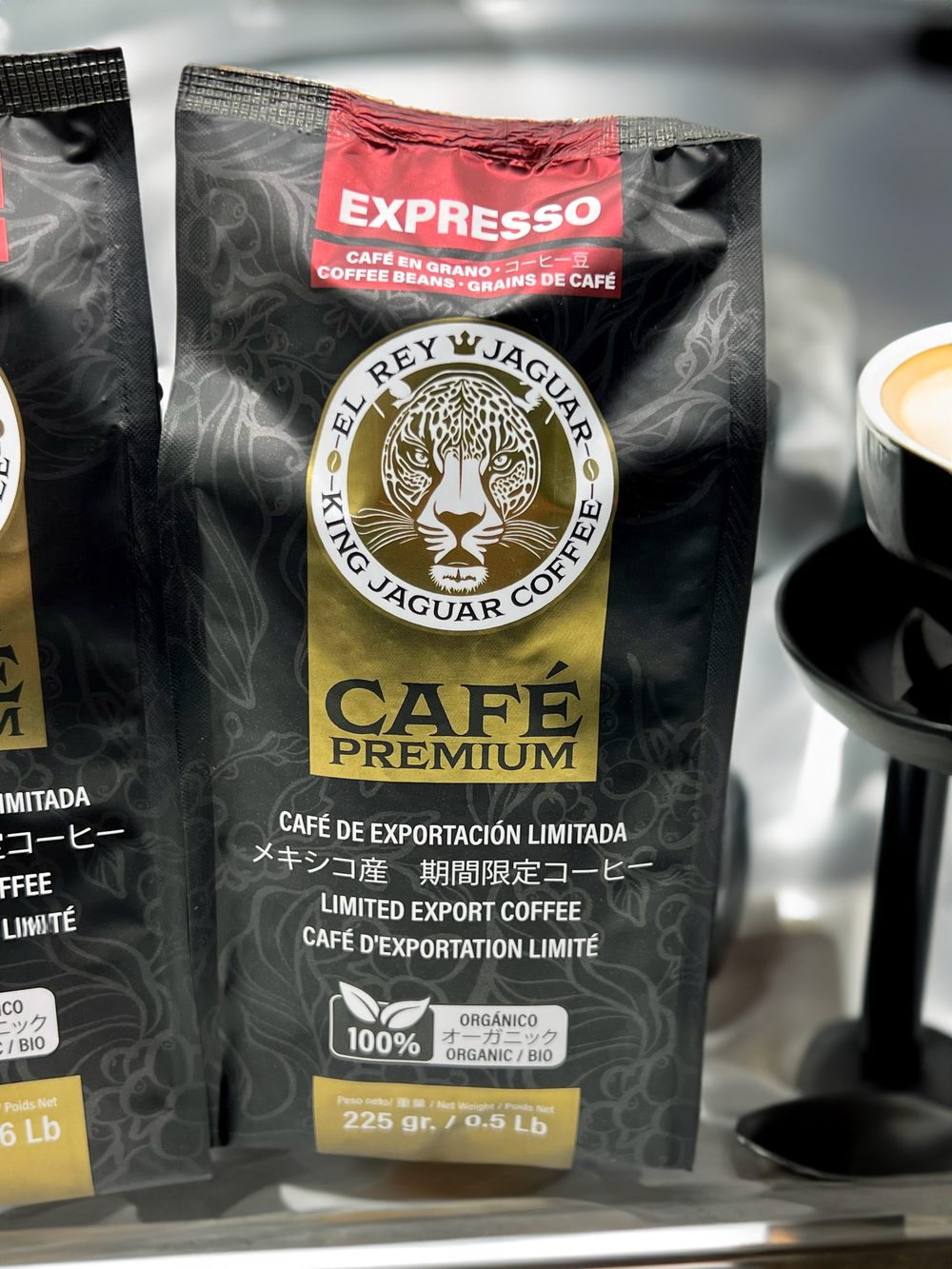 Bolsa de Café El Rey Jaguar variedad Espresso junto a una taza de espresso