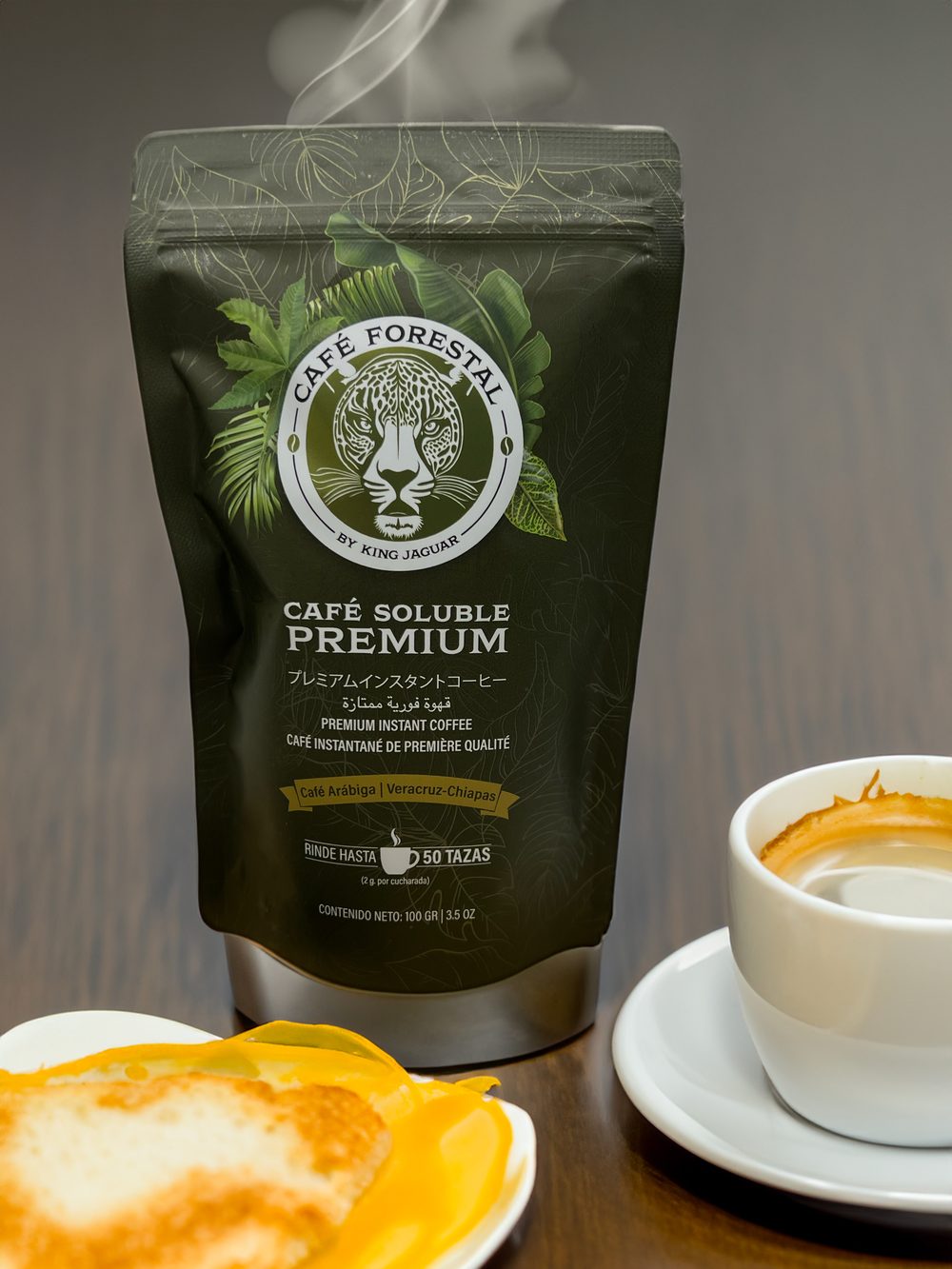 Café Forestal Premium soluble junto a una taza humeante